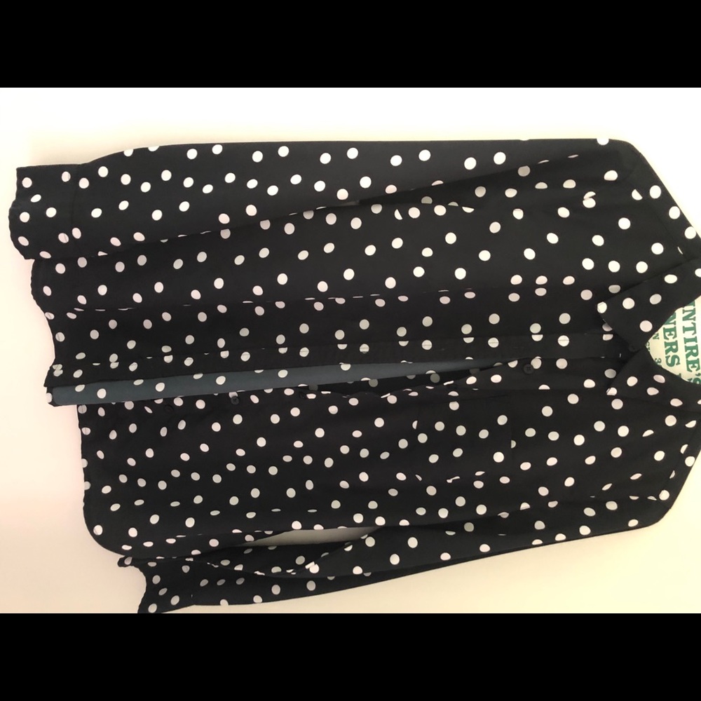 Button down black and white collared blouse